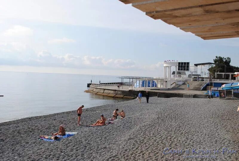 Пляж ласковый берег республика крым алушта фото В сланцах под солнцем к профессорам в гости или все о пляжах Алушты - Сами в Кры