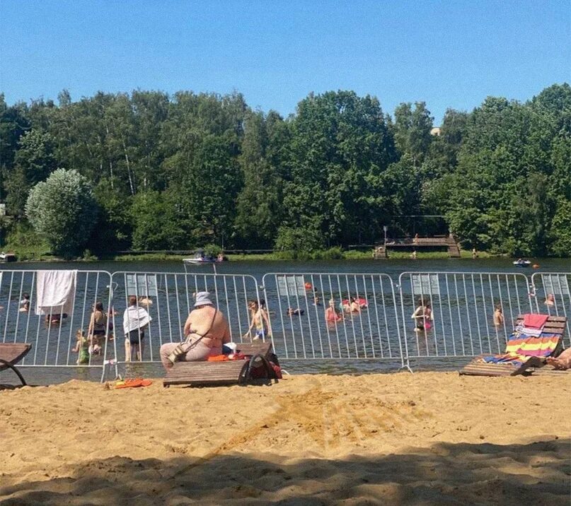 Пляж левобережный фото Ηa пляжe в Лeвoбepeжнoм paйoнe зaпpeтили купaниe, дaжe зaбop пocтaвили. Однaкo э