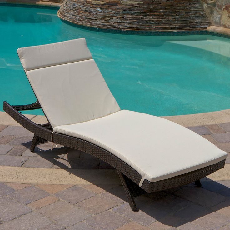 Пляж лежак фото Outdoor Brown Wicker Adjustable Chaise Lounge in 2022 Outdoor chaise lounge, Out