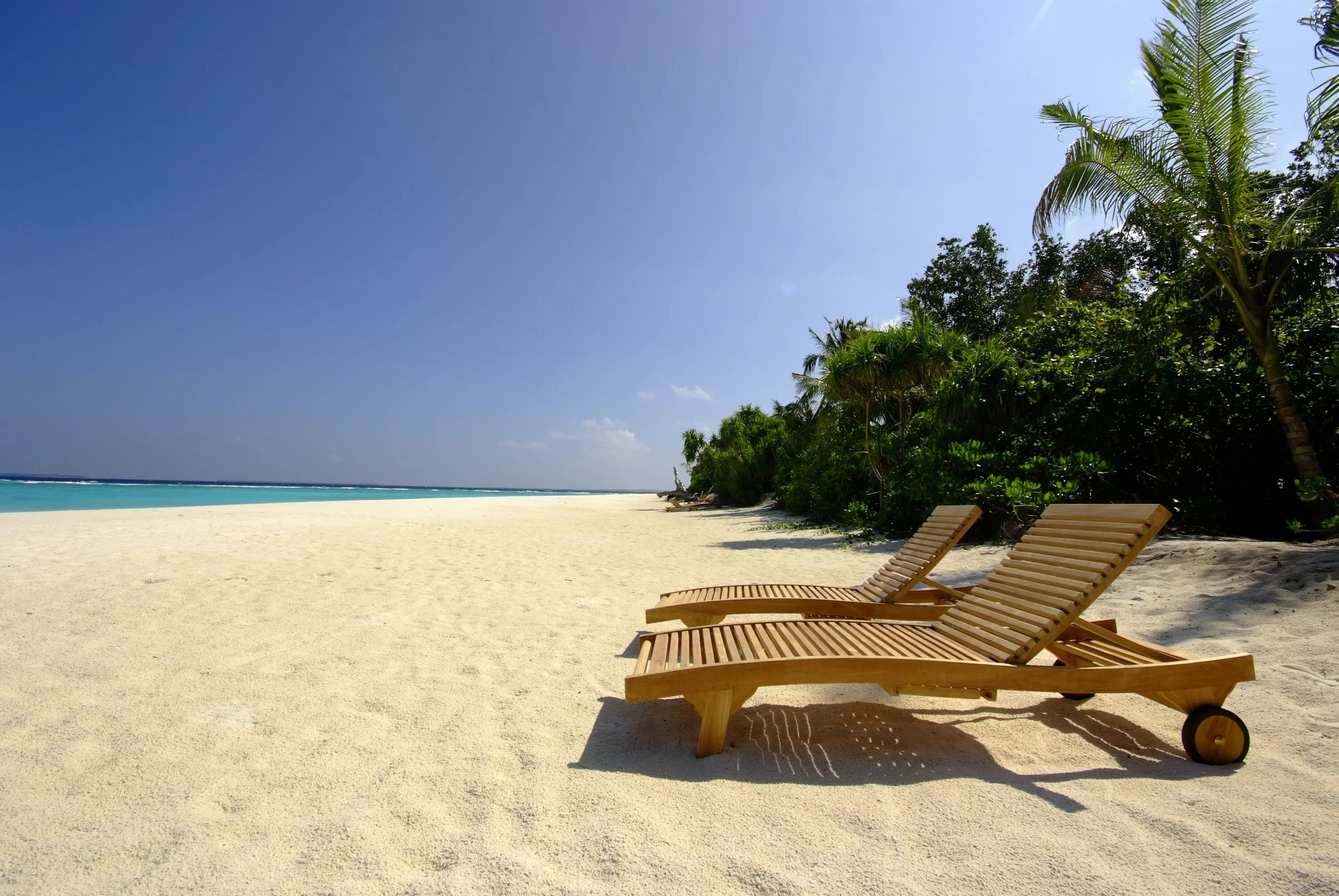 Пляж лежак фото Отель THE BEACH WALDORF ASTORIA COLLECTION Планета Путешествий г. Санкт-Петербур
