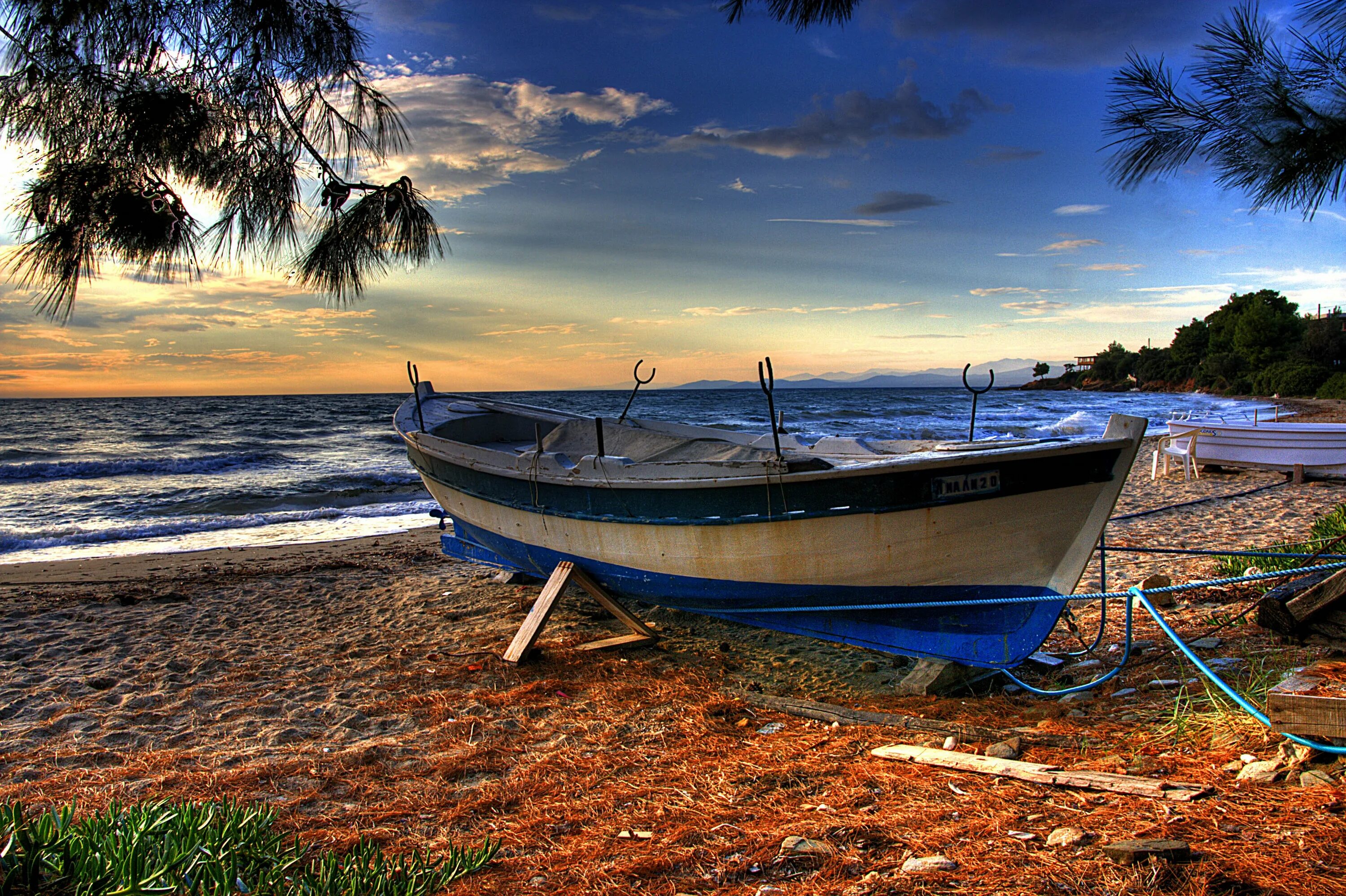 Пляж лодка фото Anthemus Sea Beach, small fishing boat on the beach of Elia, HDR Photo from Akti