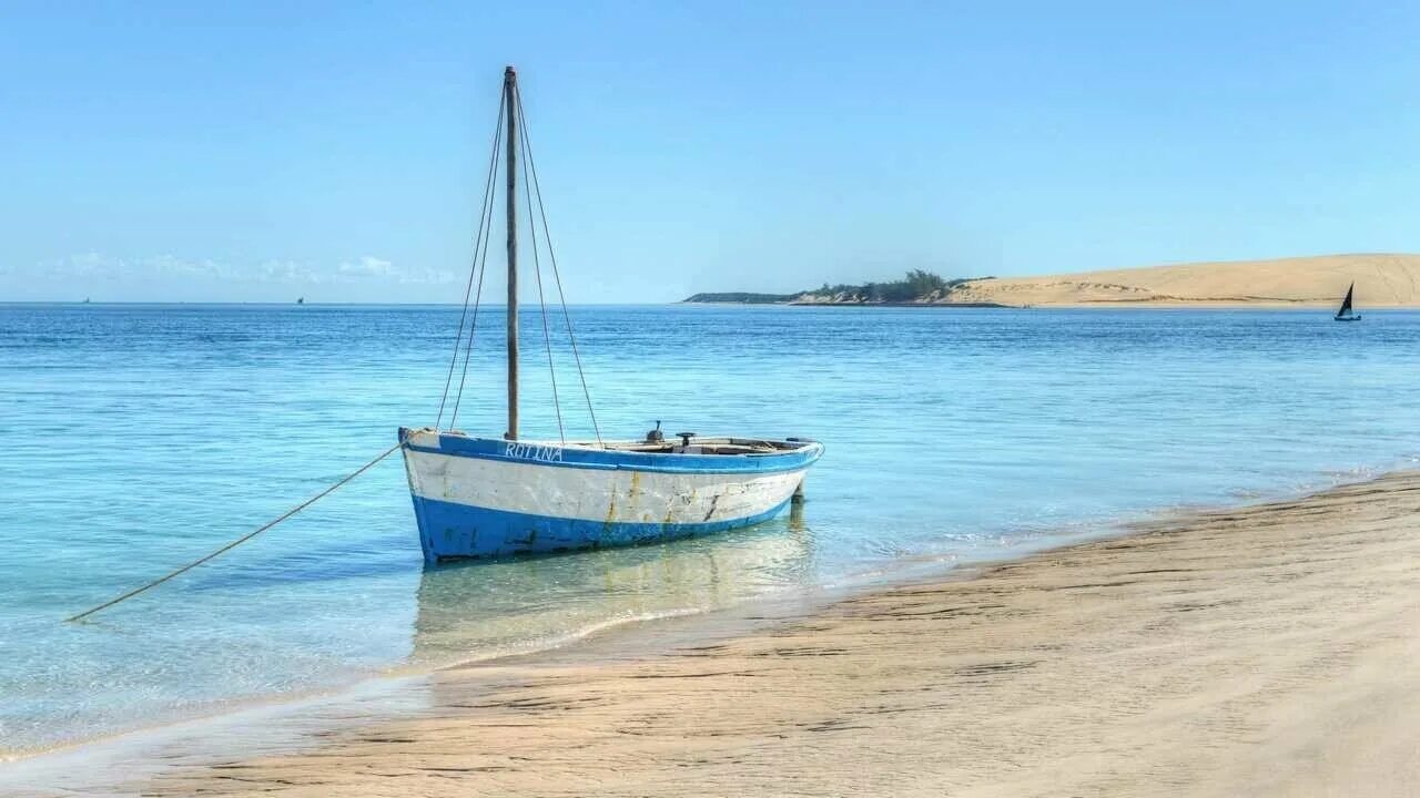 Пляж лодка фото Картина на холсте 60x110 Альянс Лес "Море пляж яхта лодка" на подрамнике / интер