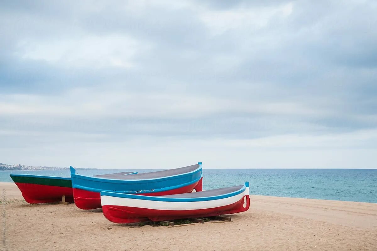Пляж лодка фото Bright Boats In Row On Beach by Guille Faingold