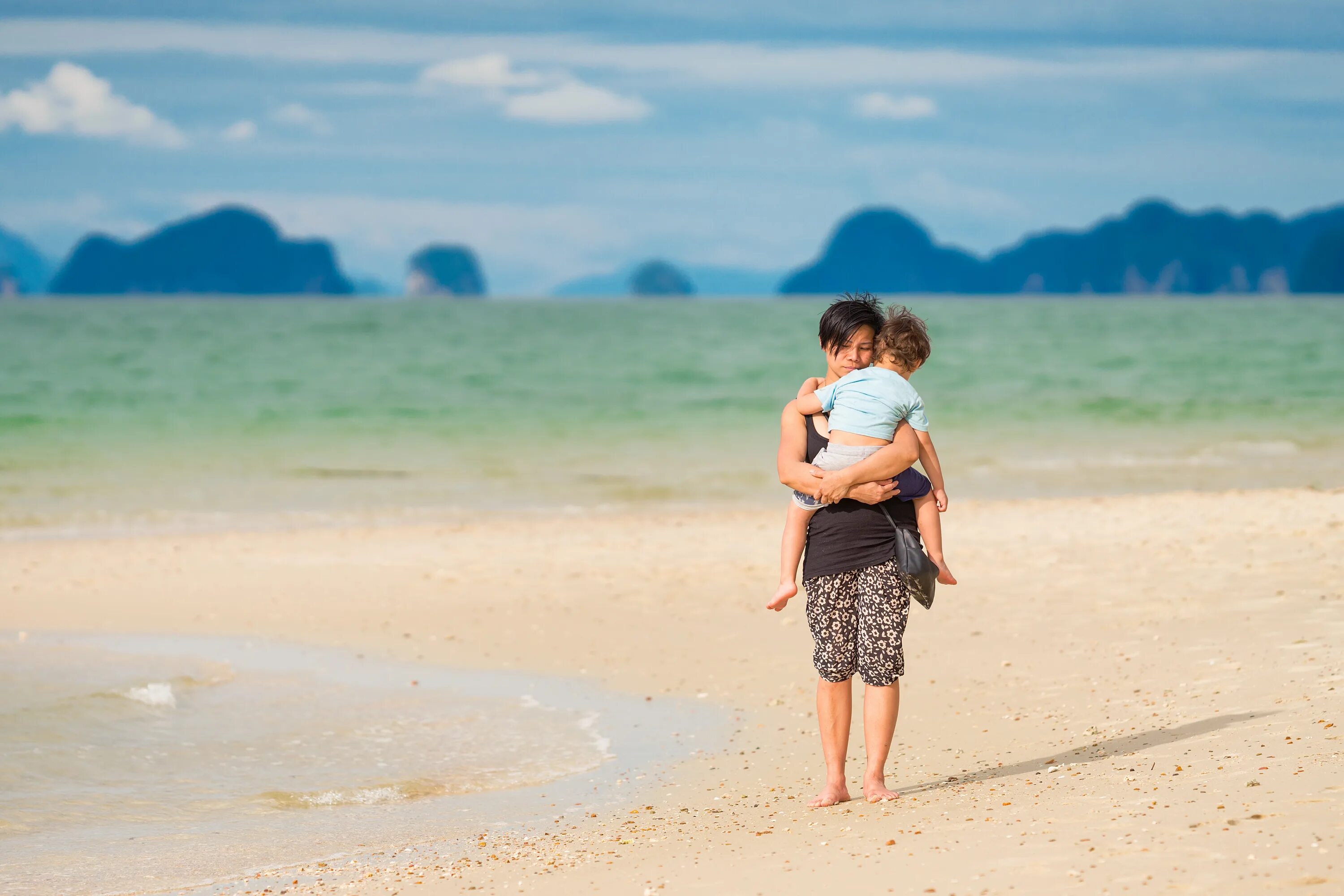 Пляж мама фото Mom Son Tropical free image download