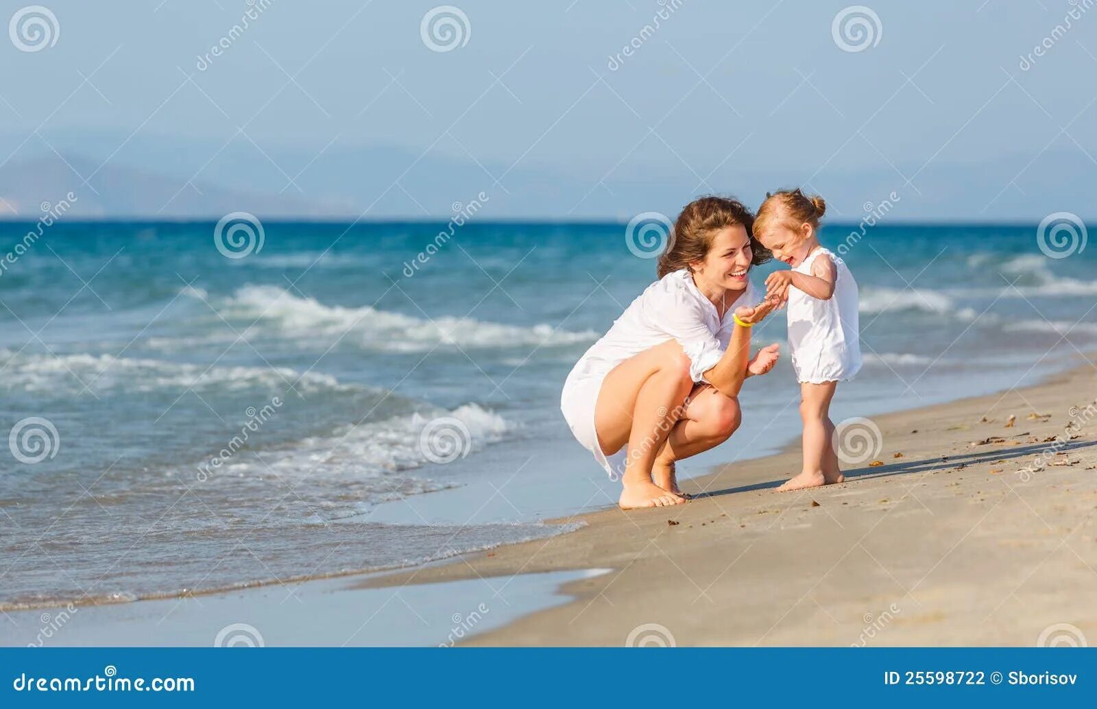 Пляж мама фото Madre Con La Piccola Figlia Sulla Spiaggia Fotografia Stock - Immagine di rappre