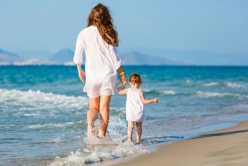 Пляж мама фото Mother and Daughter on the Beach Stock Image - Image of parenthood, mother: 2792