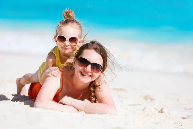 Пляж мама фото Mother and Daughter at Beach Stock Image - Image of caribbean, loving: 29713867