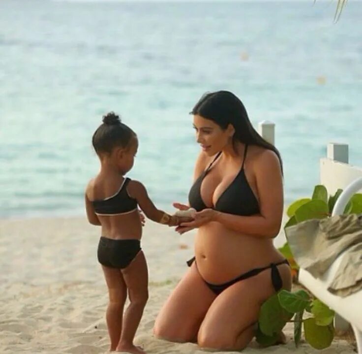 Пляж мама фото Pin on Celebrities Kim kardashian and north, Kim kardashian pregnant, Kim and no