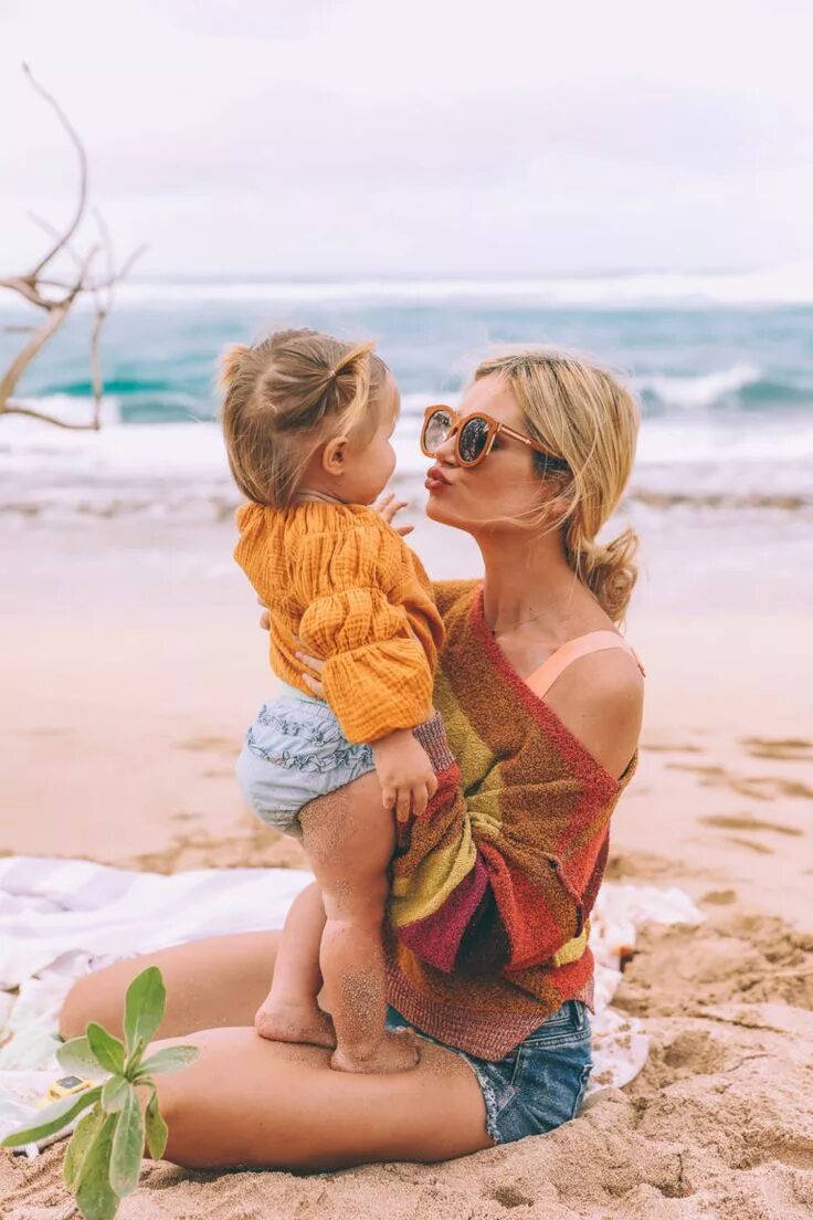 Пляж мама фото Photo Roundup - Amber Fillerup Clark Baby photoshoot, Beach mom, Beach baby