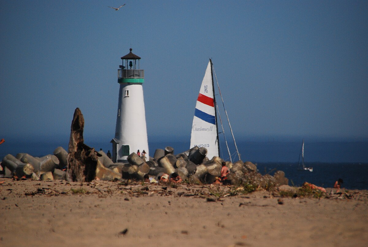 Пляж маяк фото File:Seabright Beach Lighthouse and Sailboat (4696616356).jpg - Wikimedia Common