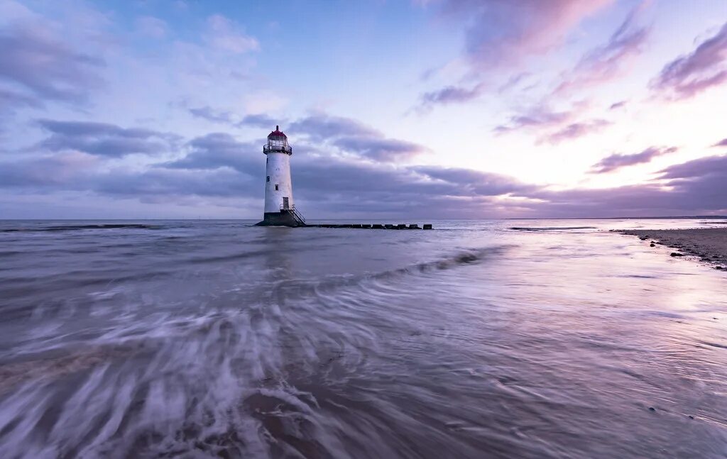 Пляж маяк фото Talacre lighthouse Great pinks reflecting in the incoming . Flickr