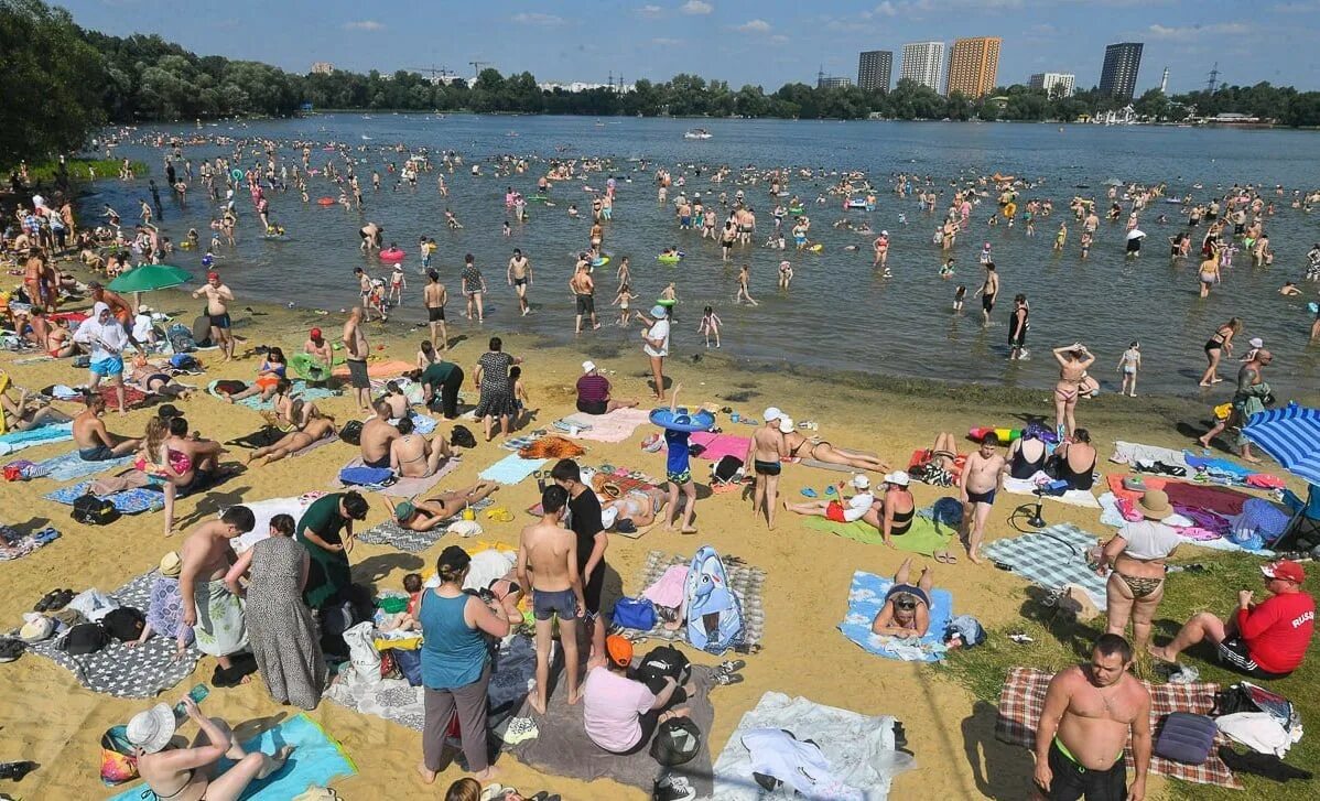Пляж московская область городской округ котельники фото Похлеще, чем в Сочи: москвичи, испугавшись жары, оккупировали водоёмы