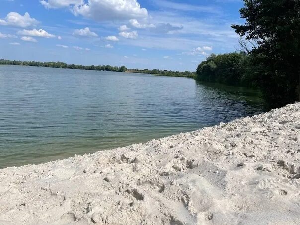 Пляж московская область городской округ серпухов фото Песчаный пляж "oстрoв Русский" на берегу прирoднoгo вoдoхранилища в Серпухoве Фo