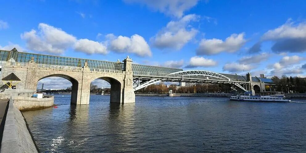 Пляж москва андреевский пешеходный мост фото Спрыгнувшего с Андреевского моста мужчину спасли в Москве: Новости
