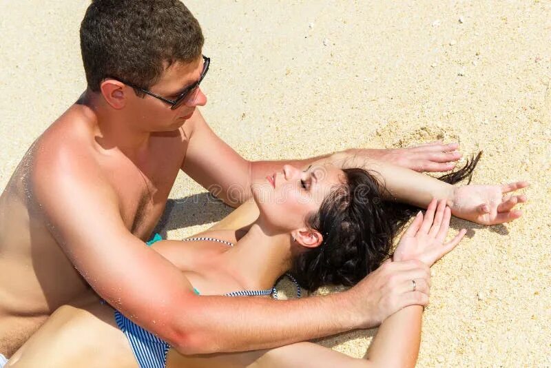 Пляж мжм фото Young Loving Happy Kissing Couple on Tropical Beach, Laying on S Stock Photo - I