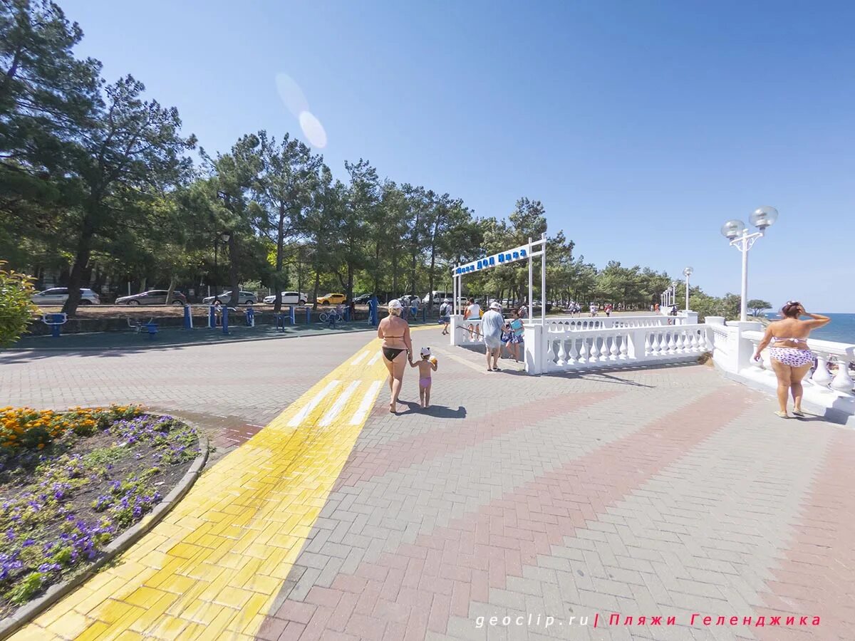 Пляж нива геленджик фото Черное море-галечный пляж Нива на Толстом мысу в Геленджике Геоклип