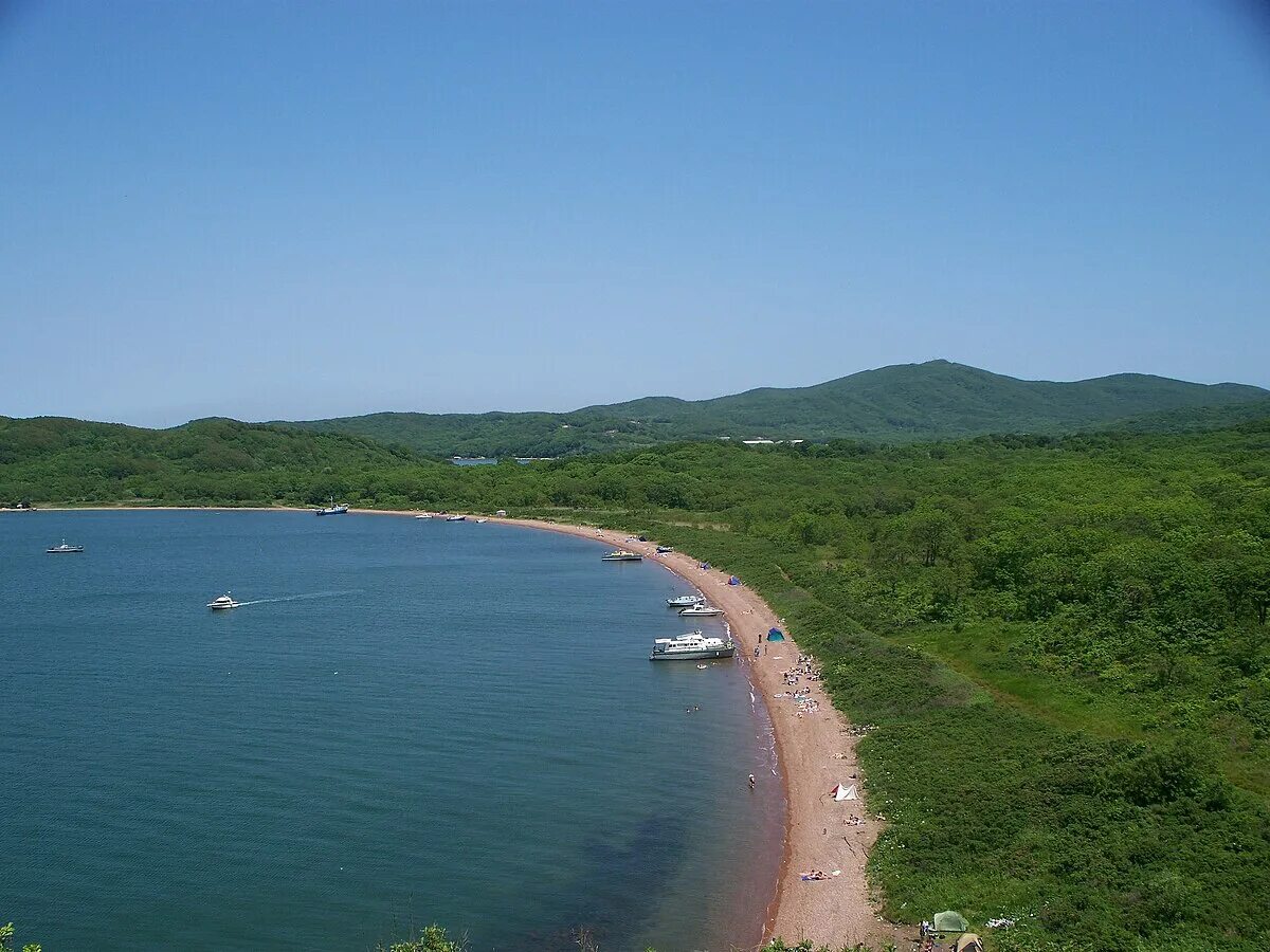 Пляж остров русский фото Файл:Philippovsky Bay Beach.jpg - Википедия