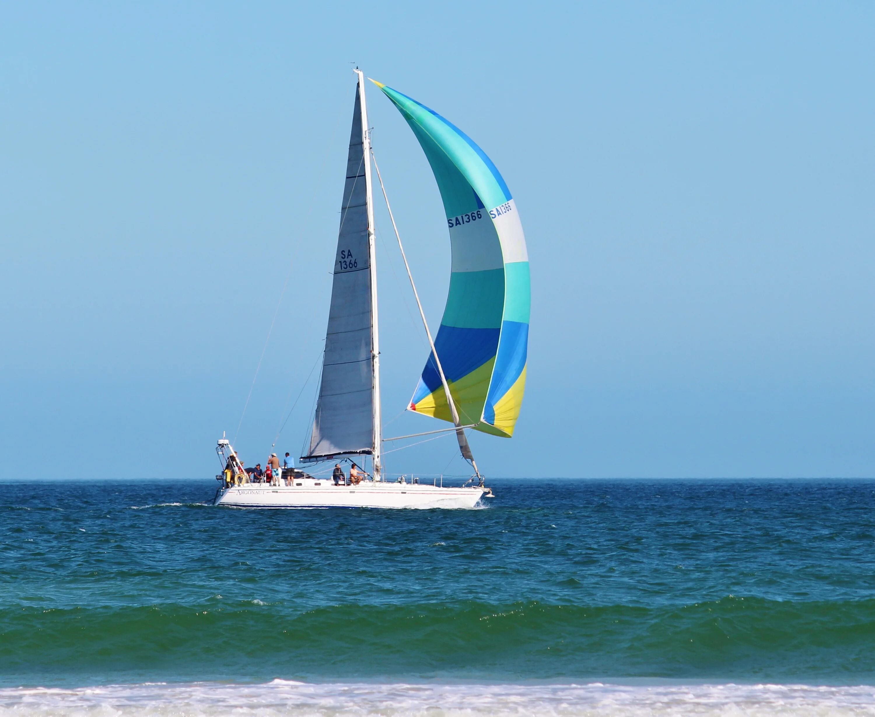 Пляж парус фото Yacht with blue sails in the sea on a sunny day free image download