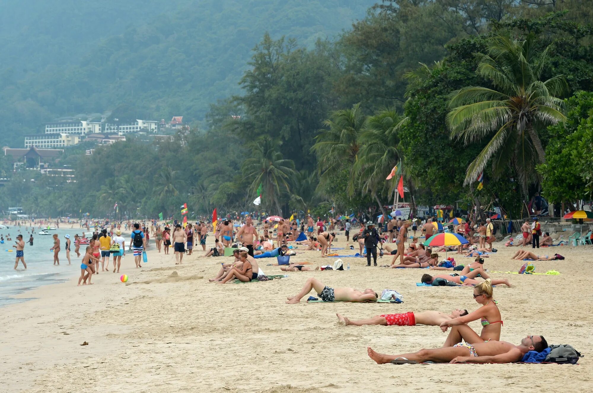 Пляж патонг на пхукете фото Thailand's No Beach Party for Foreign Investors - Bloomberg