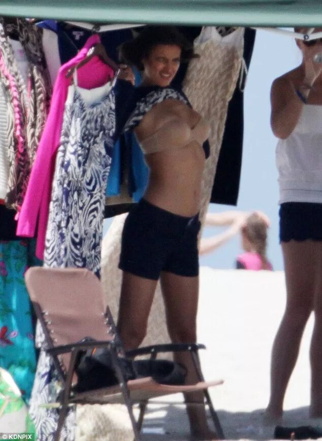 Пляж переодеваются фото Irina Shayk whips off her outfit on Miami beach Daily Mail Online