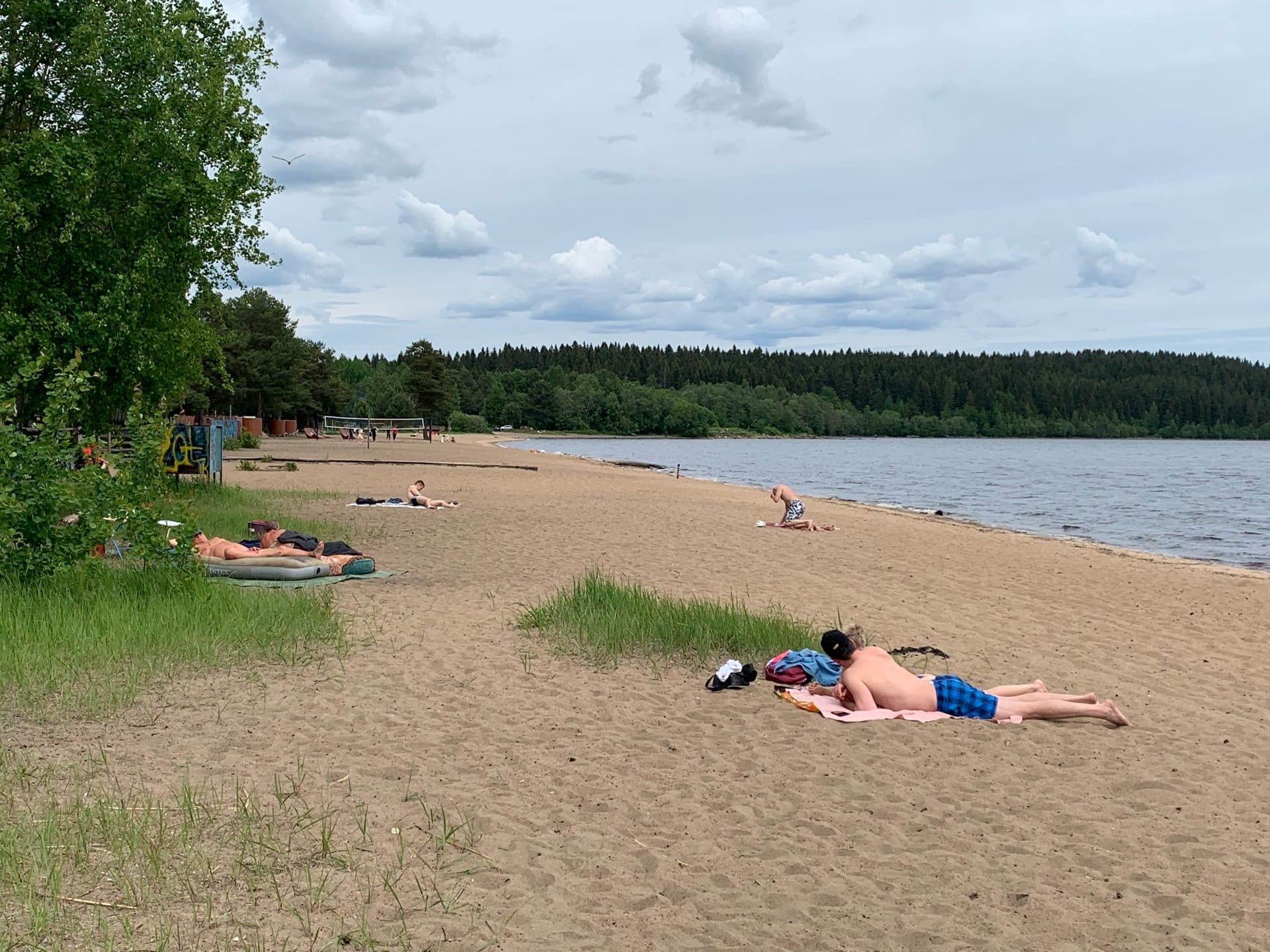 Пляж пески петрозаводск фото республика карелия Стекло и окурки в песке": жители Петрозаводска загорают в грязи (ФОТО) СТОЛИЦА н