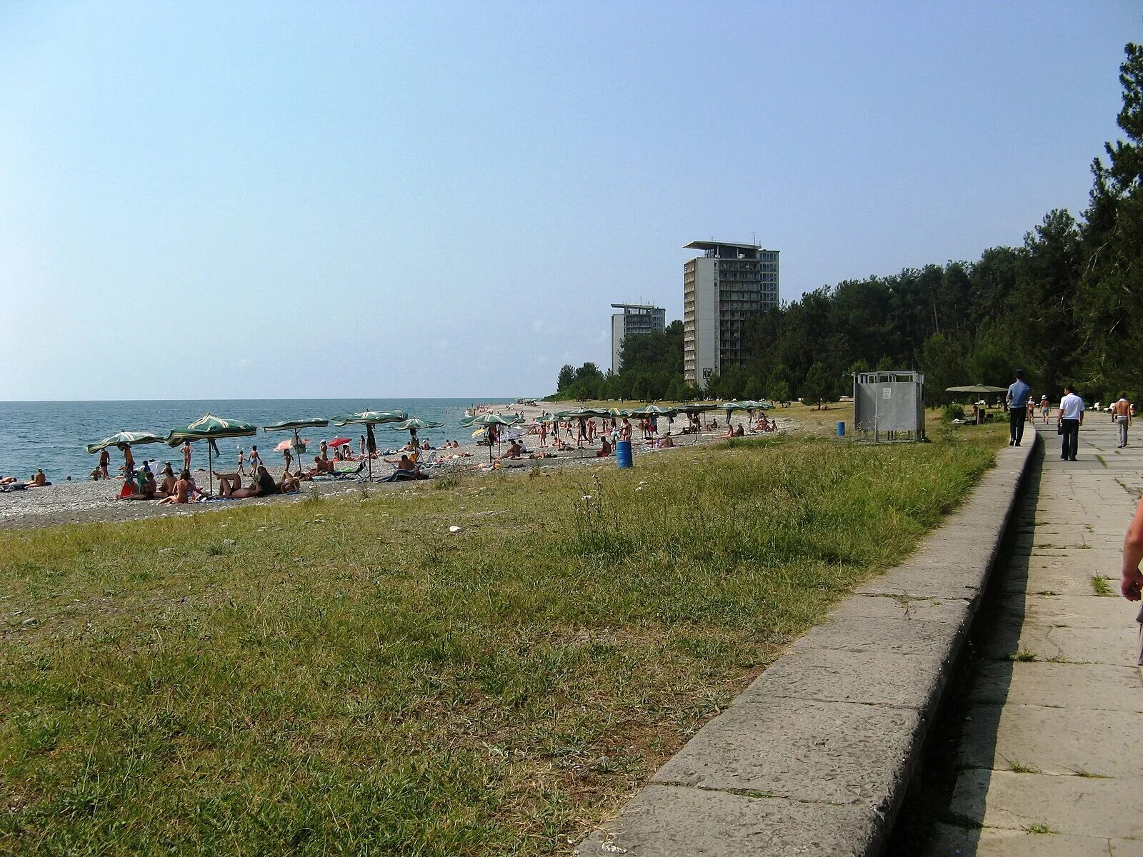 Пляж пицунда фото Файл:Central beach of Pitsunda.jpg - Википедия