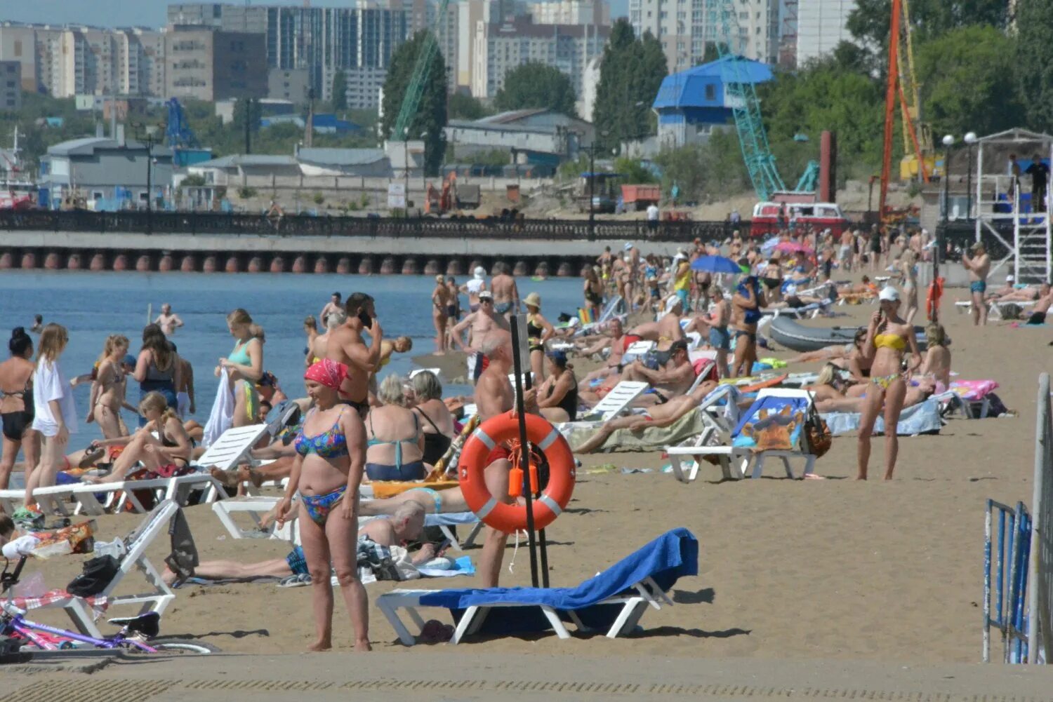 Пляж покорителей волги саратов октябрьский район фото Сотни саратовцев открыли купальный сезон на новом пляже. Фоторепортаж - ИА "Верс