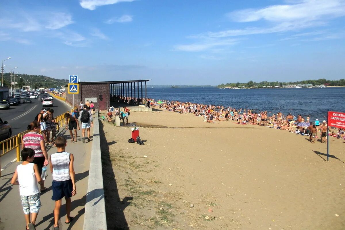 Пляж покорителей волги саратов октябрьский район фото Саратовцев, решивших в 33-градусную жару искупаться в Затоне, снова гоняли - МК 