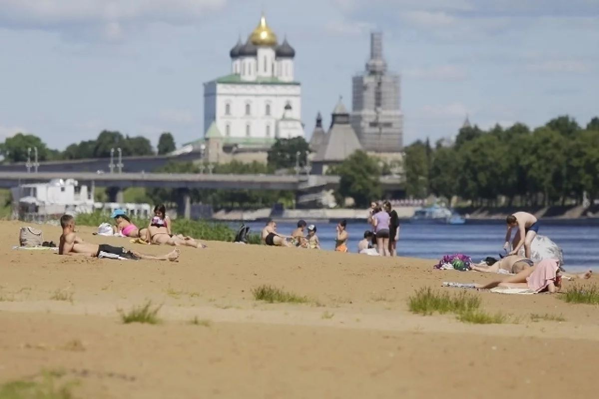 Пляж псков фото Летняя горячка. Как не провести жаркие дни на больничной койке АиФ Псков