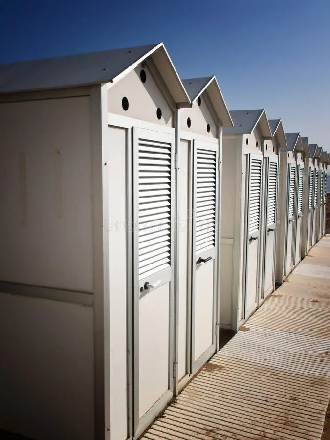 Пляж раздевалка фото Beach cabin, locker room stock image. Image of cabin - 83316749