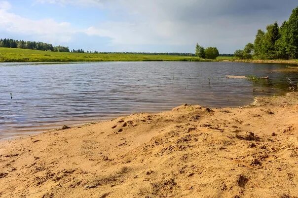 Пляж реки фото Прошедшее лето баловало нас жаркой погодой и отдыхающих на водоемах было много. 