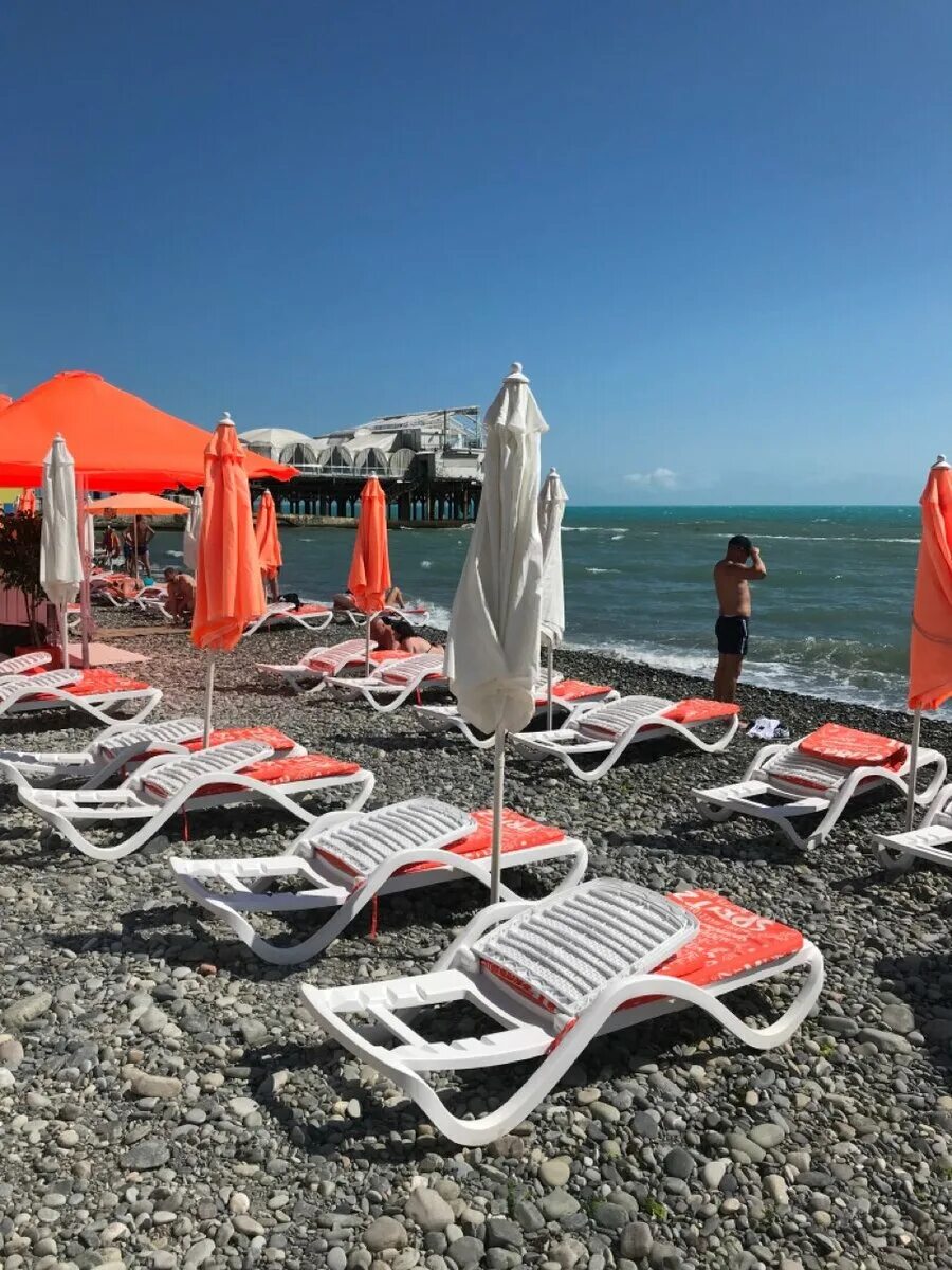 Пляж рыжий фото Шезлонги и зонтики в Сочи подорожали, но всегда есть способ взять в аренду дешев