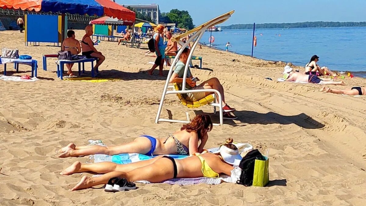 Пляж самары фото Девушки оголяются, дети купаются. Итоги первого дня официального купального сезо