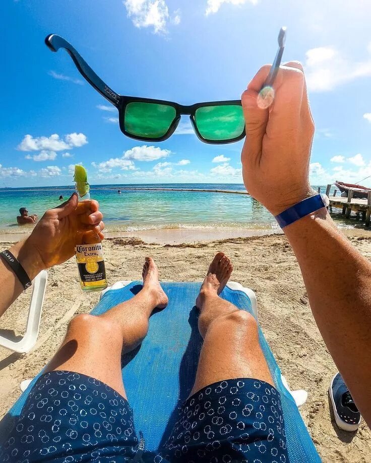 Пляж селфи фото Quem aí sentiu vontade? Olha o @go.marcel saboreando uma @corona super gelada co