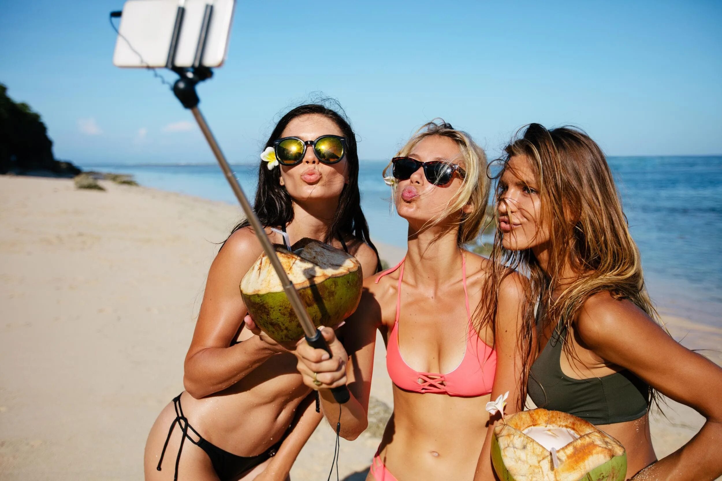 Пляж селфи фото Millennials when booking holidays think of Instagram photos above all other fact