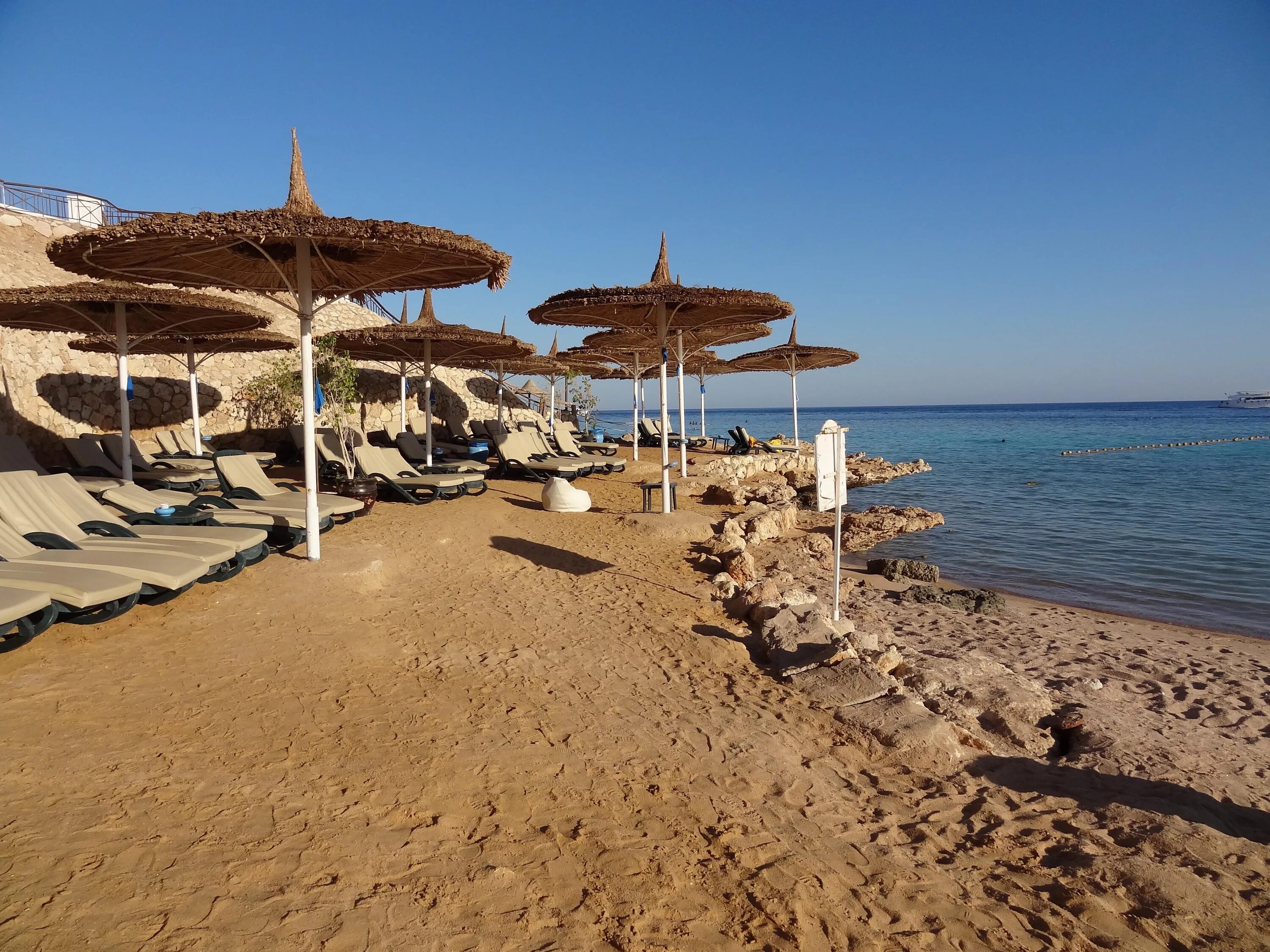 Пляж шарм эль шейх фото Летний отдых на пляже на курорте Шарм эль Шейх, Египет Обои для рабочего стола 1