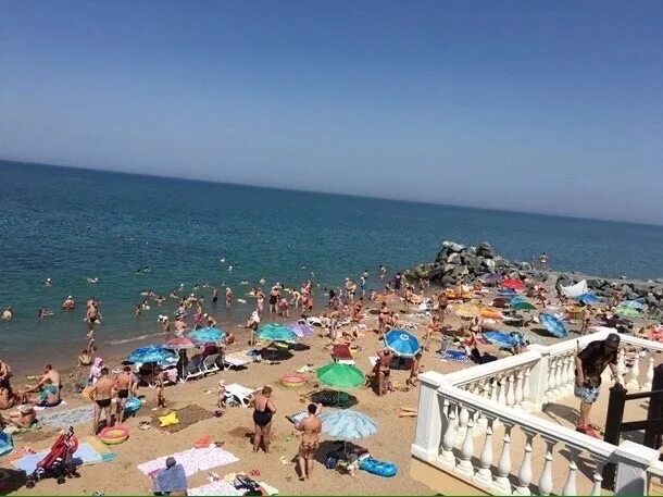 Пляж симферополя фото Пляж в 300м от нашего гостевого дома. Песок и мелкая галька. Вход в море пологий