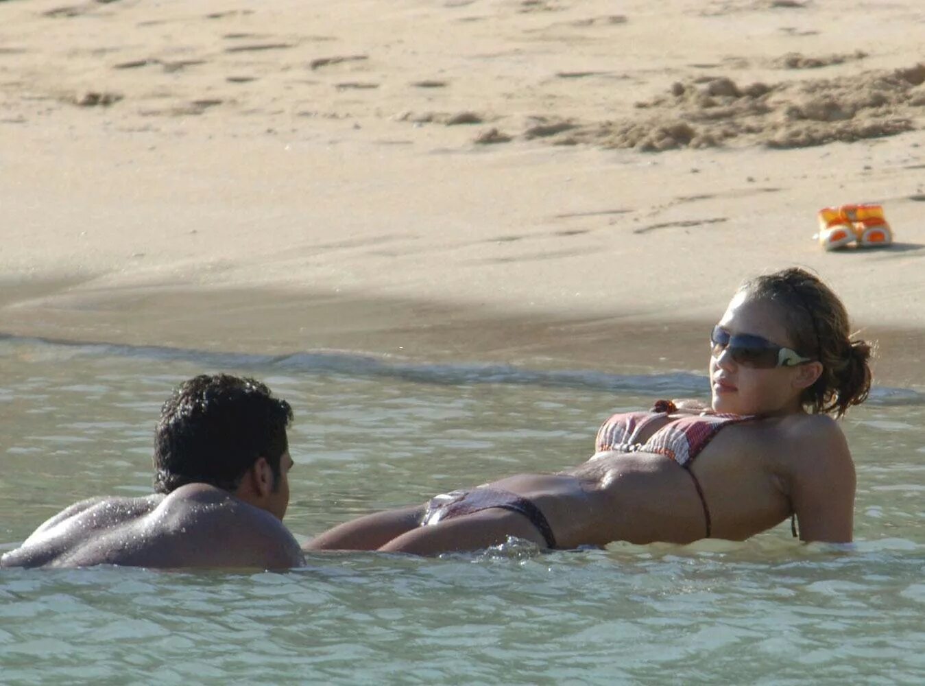 Пляж случайные фото Boys, Jessica Alba wants to challenge you to a staring competition - Rock on - C