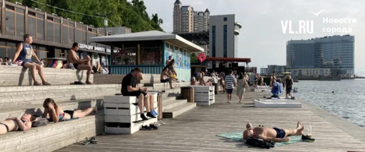Пляж солнечный владивосток фото Жители Владивостока провожают погожий рабочий день на "Юбилейном" пляже (ФОТО) -