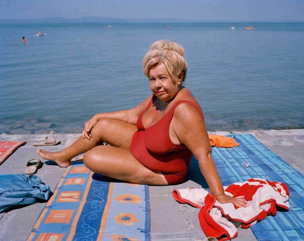 Пляж старухи фото Michal Solarski Revisits The 'Hungarian Sea' - IGNANT Contemporary photography, 