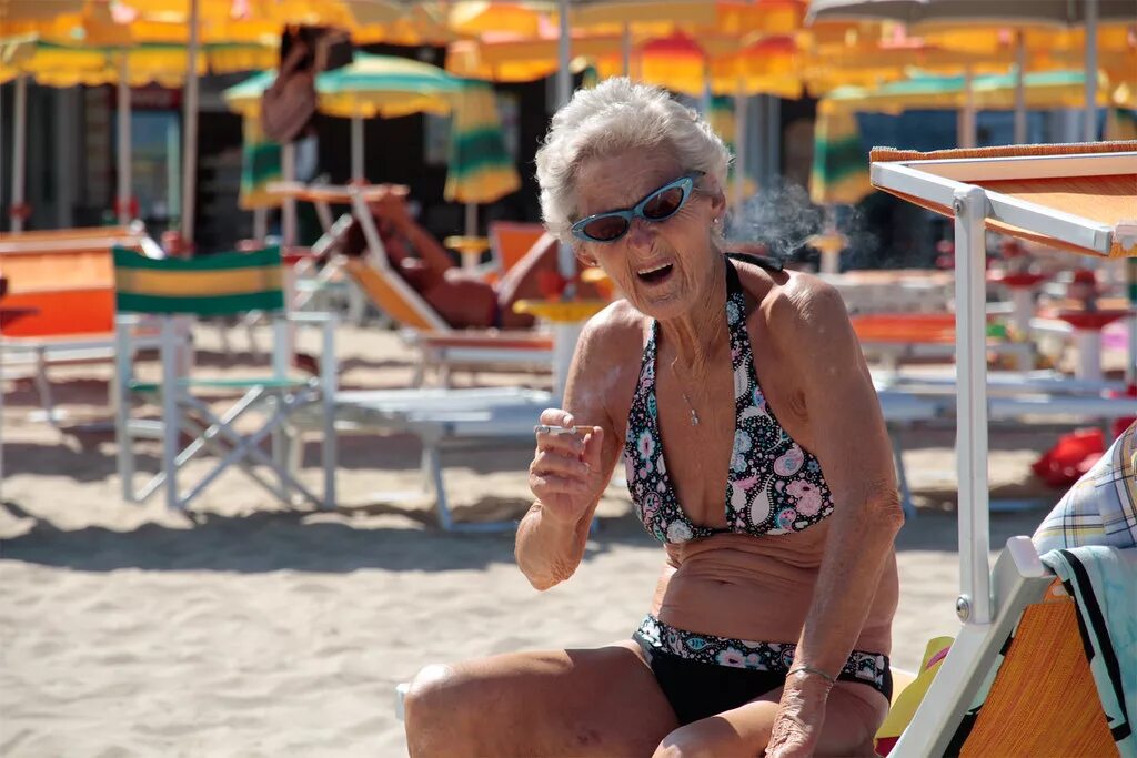 Пляж старухи фото The Badass-Granny Andari Flickr