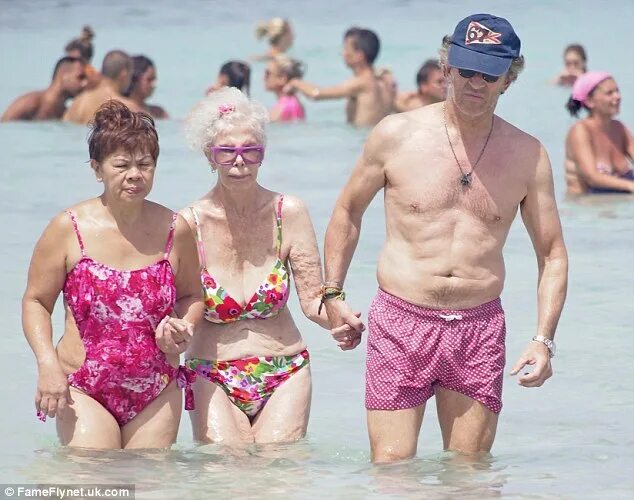Пляж старухи фото You're only as young as the man you feel - and 86-year-old Duchess of Alba is cl