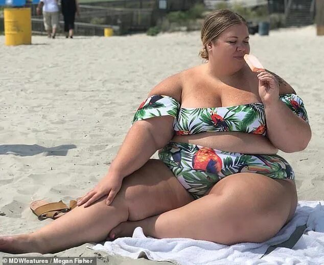 Пляж толстые женщины фото 300lb woman shows off her body in crop tops and bikinis