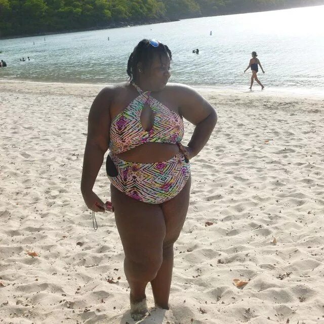 Пляж толстые женщины фото Движение Fatkini - полные девушки в бикини