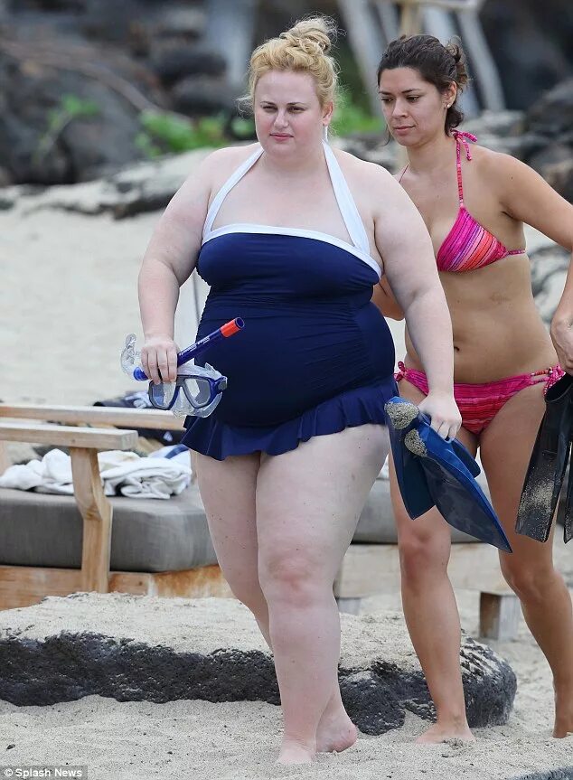 Пляж толстые женщины фото Rebel Wilson slips into frilly blue swimsuit in Hawaii Daily Mail Online