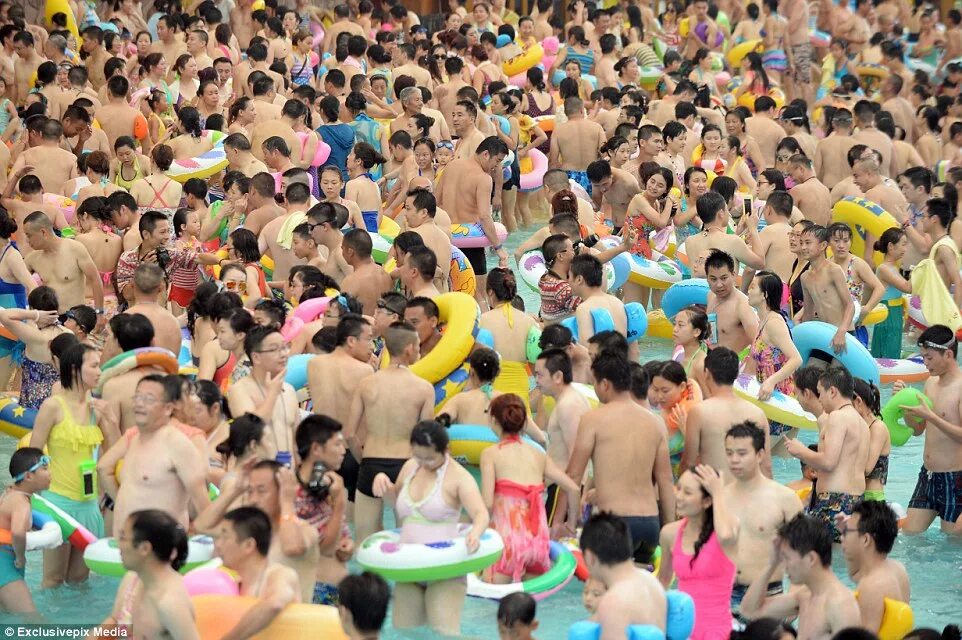 Пляж в китае фото Tourists cram into the 'Dead Sea' of China, the world's most packed swimming poo