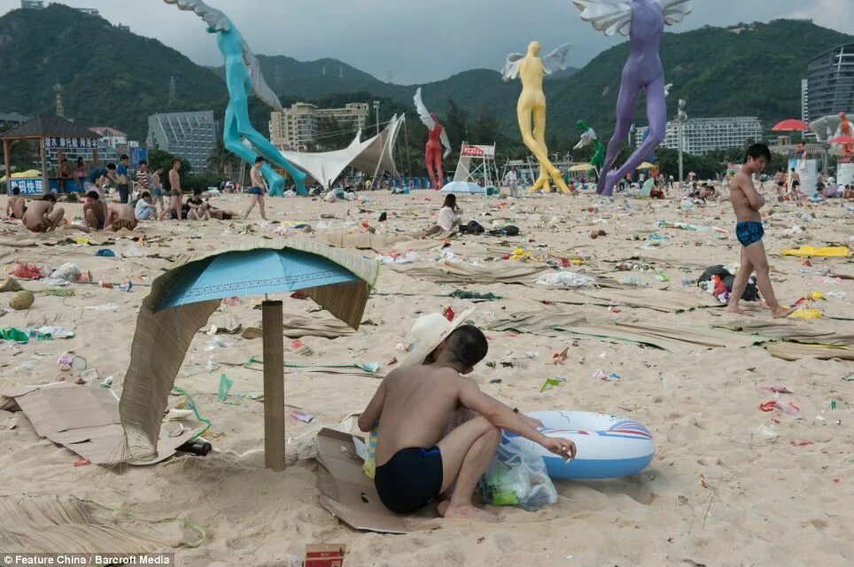 Пляж в китае фото You dirty beach! 500,000 sun-seekers descend on Chinese resort for start of 3-da