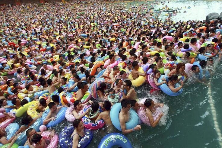 Пляж в китае фото People cool down in a swimming pool, also in Daying county, Sichuan province, Ch