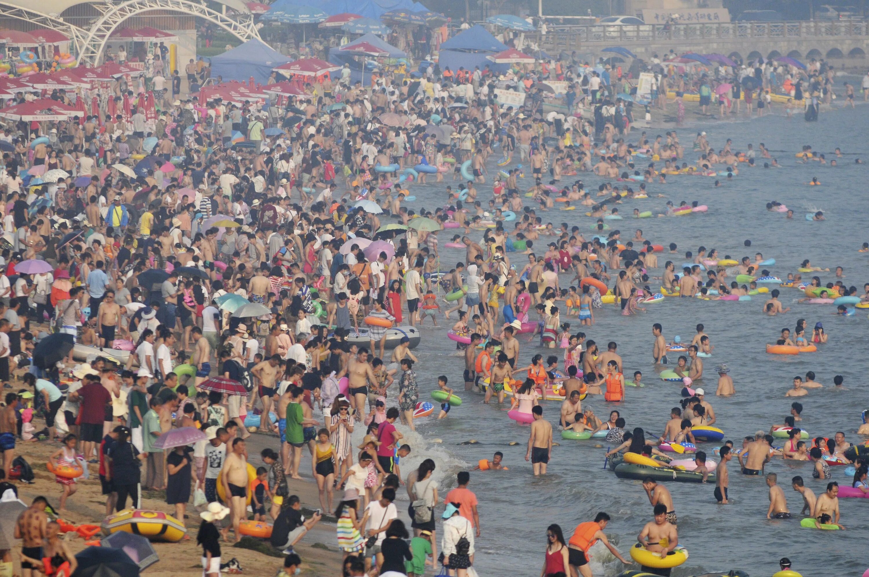 Пляж в китае фото Thousands flock to the beach in China as a heatwave sweeps the country with hund