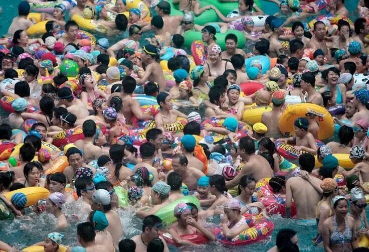 Пляж в китае фото Overcrowded Swimming Pools in China